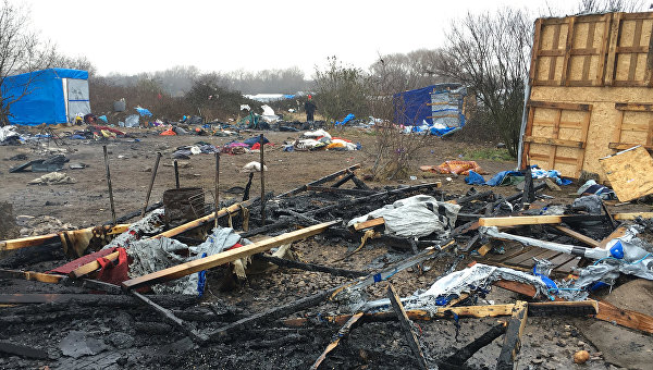 Франция продолжает снос части нелегальных лагерей в Кале